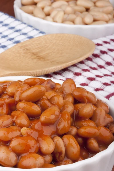 赤いソース添え白セラミック皿に白い缶詰の豆 — ストック写真