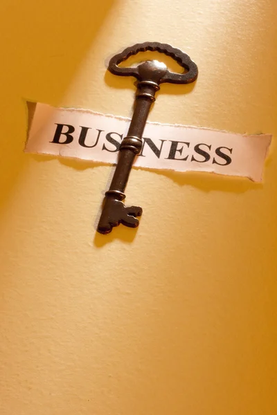Ein Schlüssel Auf Einem Blatt Papier Mit Dem Wort Geschäft — Stockfoto
