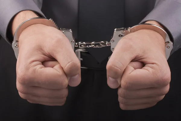 Verhaftung Nahaufnahme Erschossene Hände Mit Handschellen — Stockfoto