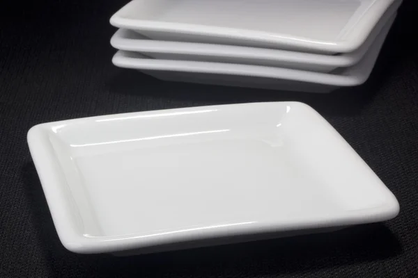 Biały Kwadrat Ceramicznych Danie Deser Potraw Czarnym Tle — Zdjęcie stockowe