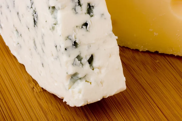 Датский голубой сыр со швейцарским сыром — стоковое фото
