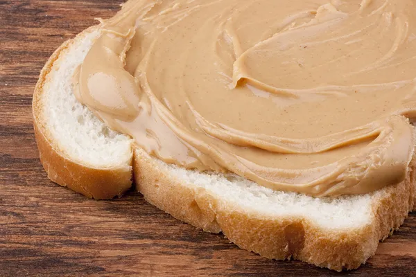 Pão é manchado manteiga de amendoim — Fotografia de Stock