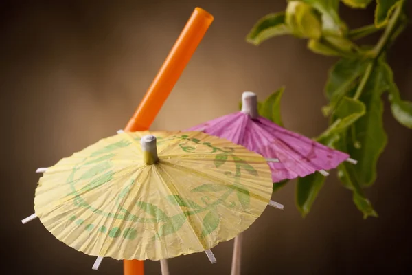 Бумажный зонтик — стоковое фото