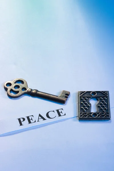 Ключ к миру — стоковое фото