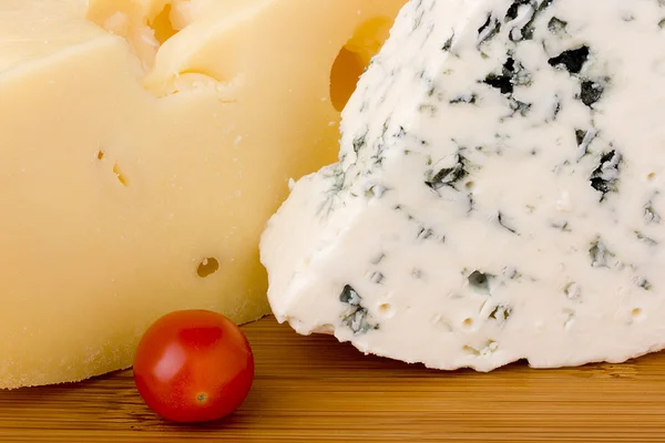 与瑞士奶酪切片的丹麦蓝奶酪。 — 图库照片