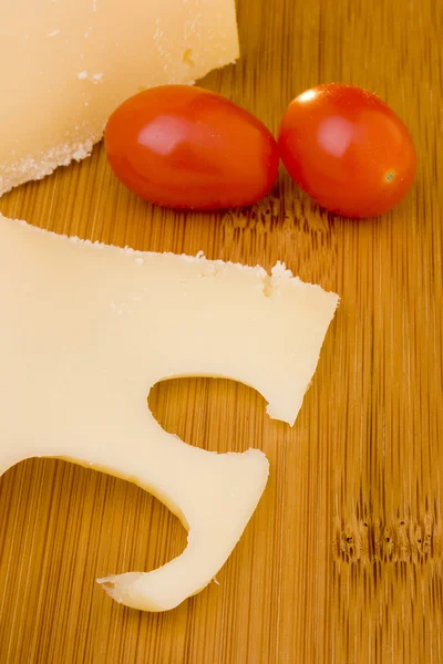 Sýrové řezy a červené rajče — Stock fotografie