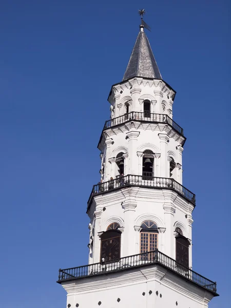Torre inclinada de Demidov em um contexto do céu azul escuro. T — Fotografia de Stock