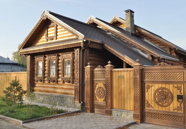 Красивий дерев'яний будинок з різьбленим фасадом — стокове фото