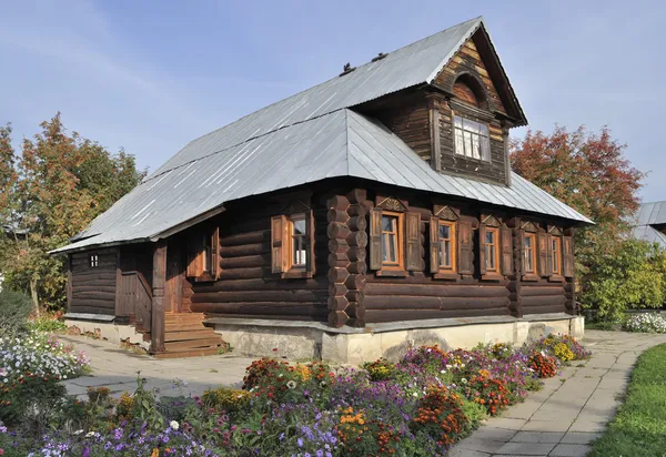 Schönes Holzhaus mit Blumen, Herbst — Stockfoto