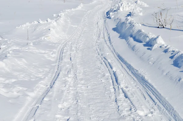 白雪皑皑的冬天路 — 图库照片