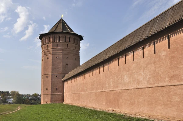 Tower and wall of old russian monastery in Suzdal — Stock Photo, Image