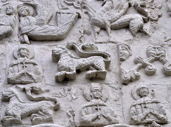 Каменный рельеф в древнерусской церкви — стоковое фото