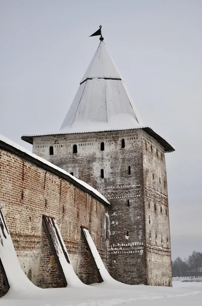 Muur en toren van klooster kirillo-belozersky, Rusland — Stockfoto