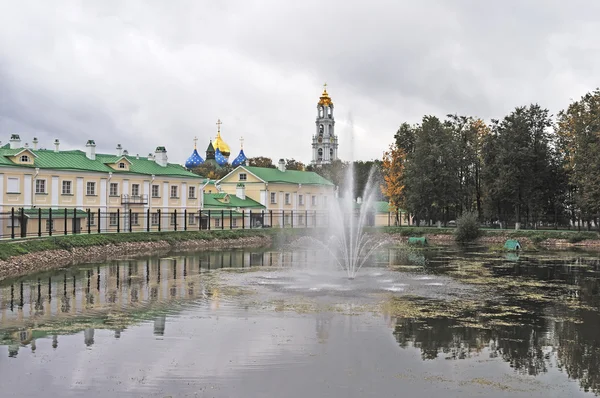 Monastieke vijver met fontein in sergiev posad, Rusland — Stockfoto