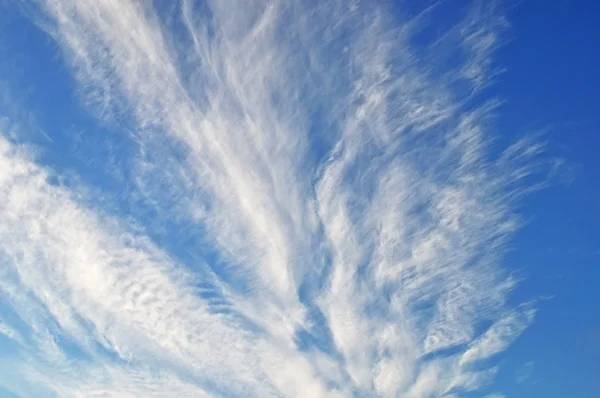 Dramatische wolken op blauwe hemel — Stockfoto