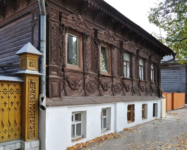 Όμορφο Καφέ Ξύλινο Σπίτι Σκαλιστό Κόσμημα Στο Μέτωπο Σούζνταλ Ρωσία — Φωτογραφία Αρχείου