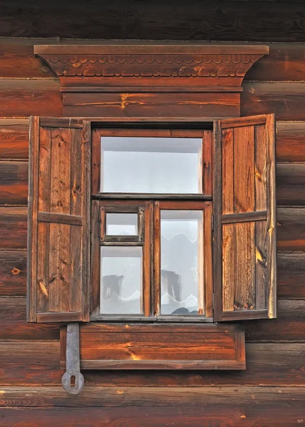 Κοντινό Πλάνο Παράθυρο Ξύλινου Παραθυρόφυλλου Στο Ρωσικής Εξοχικής Κατοικίας — Φωτογραφία Αρχείου