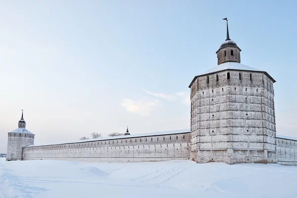 Torres del monasterio Kirillo-Belozersky, Rusia — Foto de Stock