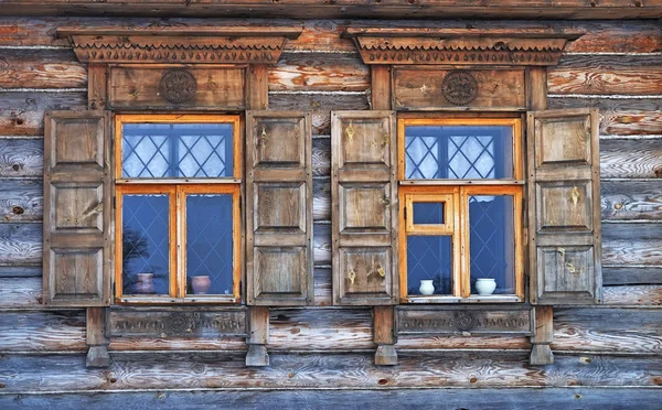 Два окна в старом загородном доме — стоковое фото