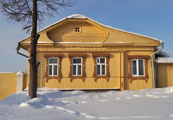 Schönes gelbes Holzhaus im Winter — Stockfoto