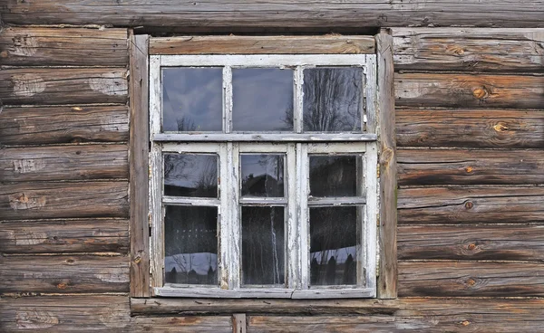 Vieille fenêtre de maison de campagne en bois — Photo