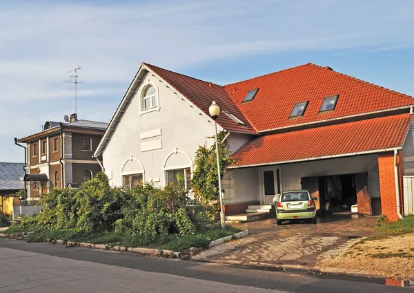 Красивый загородный дом с гаражом — стоковое фото