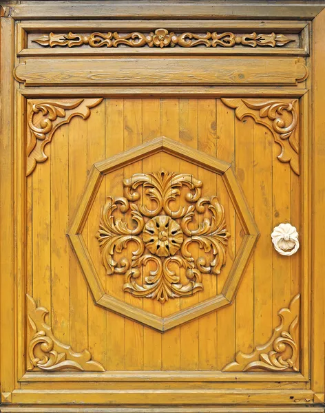 Puerta de madera tallada — Foto de Stock