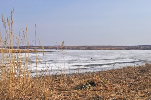 Smältande is på en flod — Stockfoto