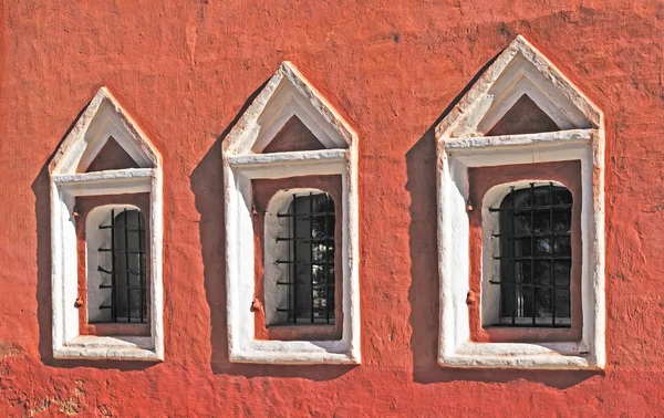 Vintage windows i gamla kloster — Stockfoto
