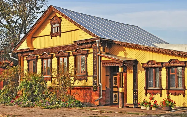 Schönes hölzernes Landhaus — Stockfoto
