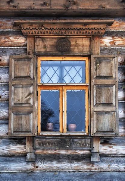 Venster in oude houten landhuis — Stockfoto