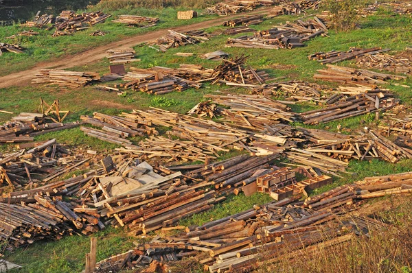Pale drewniane śmieci na zielonej trawie — Zdjęcie stockowe