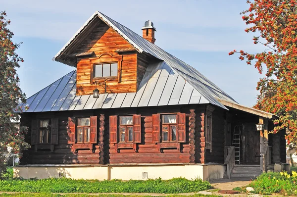 Vintage dřevěný dům s verandou a jeřabiny — Stock fotografie