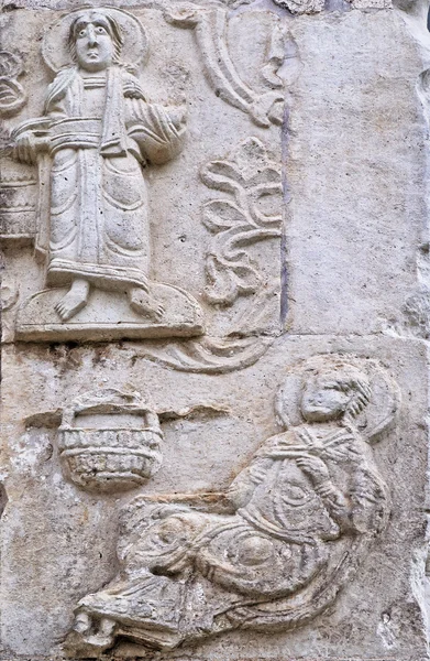 Каменный рельеф в древнерусской церкви Юрьева-Польского — стоковое фото