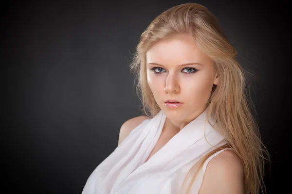 Porträtt av ung sexig blond flicka — Stockfoto