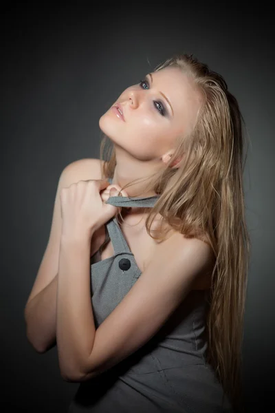 Портрет молодої сексуальної блондинки з блакитними очима — стокове фото