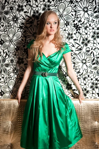 Гламурная молодая девушка в зеленом платье — стоковое фото