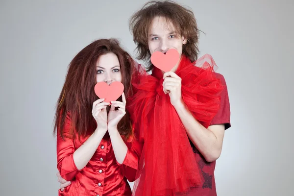 Kız ve oğlan holding kağıt Kalpler — Stok fotoğraf
