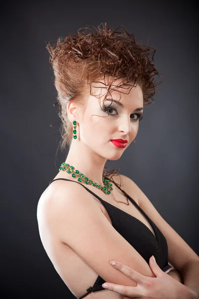 Portrait de femme élégante avec boucles d'oreilles et collier — Photo