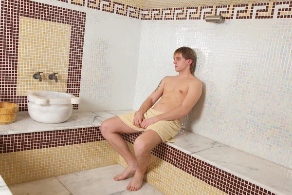 Hombre Sauna Turca Relajante Tiro Interior — Foto de Stock