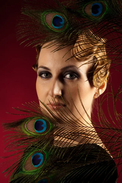 垂直的羽毛的优雅女人肖像 — 图库照片