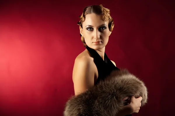 毛皮を持つエレガントな女性の肖像画 — ストック写真