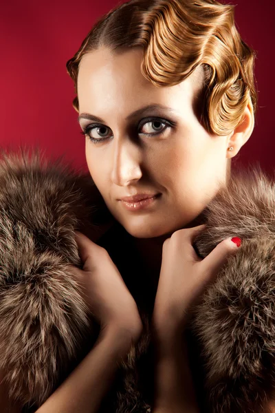 Ritratto di donna elegante con pelliccia in mano — Foto Stock