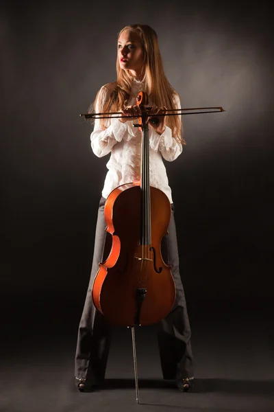 大提琴的女孩 工作室孤立射击 — 图库照片