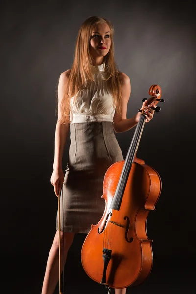 Usměvavá dívka s violoncello — Stock fotografie
