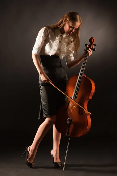 Elegantní dívka si hraje na violoncello — Stock fotografie