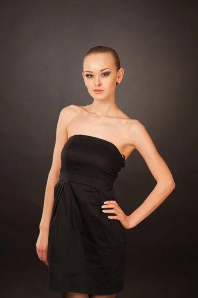 Elegantes Mädchen im schwarzen Kleid — Stockfoto