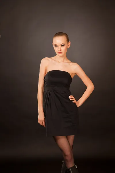 Елегантна біла дівчина в чорній сукні — стокове фото