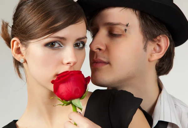 Mladý pár a růže — Stock fotografie