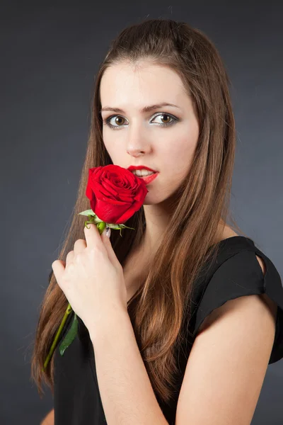 Πορτραίτο κοριτσιού, κρατώντας τριαντάφυλλο — Φωτογραφία Αρχείου